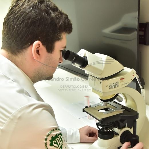 Dr. Sandro analisando lâminas ao microscópio