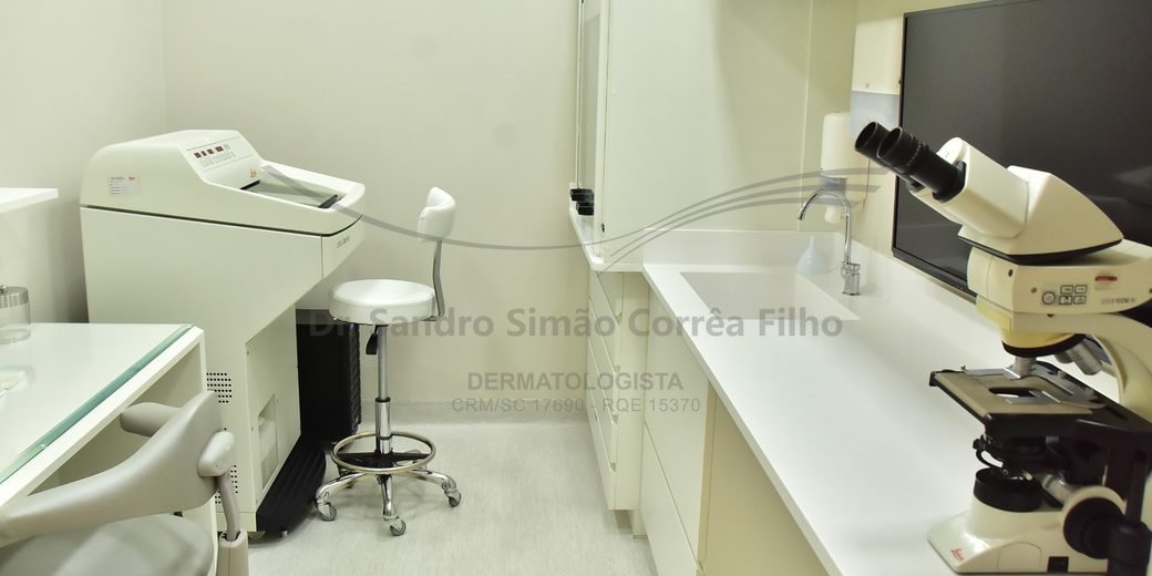 Laboratório da clínica com criostato e microscópio usados na Cirurgia de Mohs