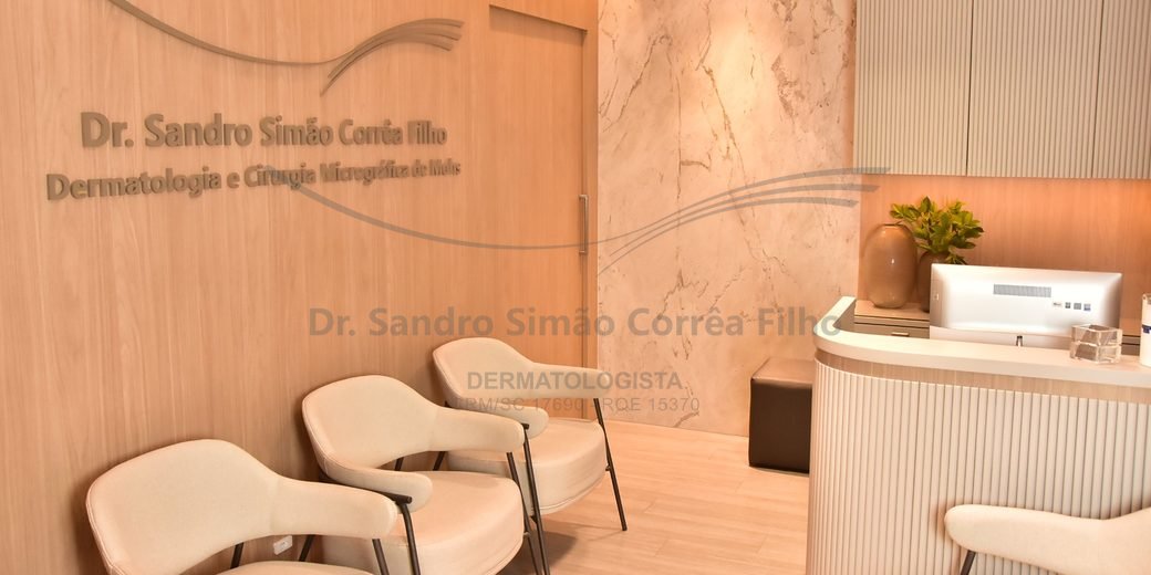 Recepção da clínica, com o nome do Dr. Sandro Simão Corrêa Filho na parede
